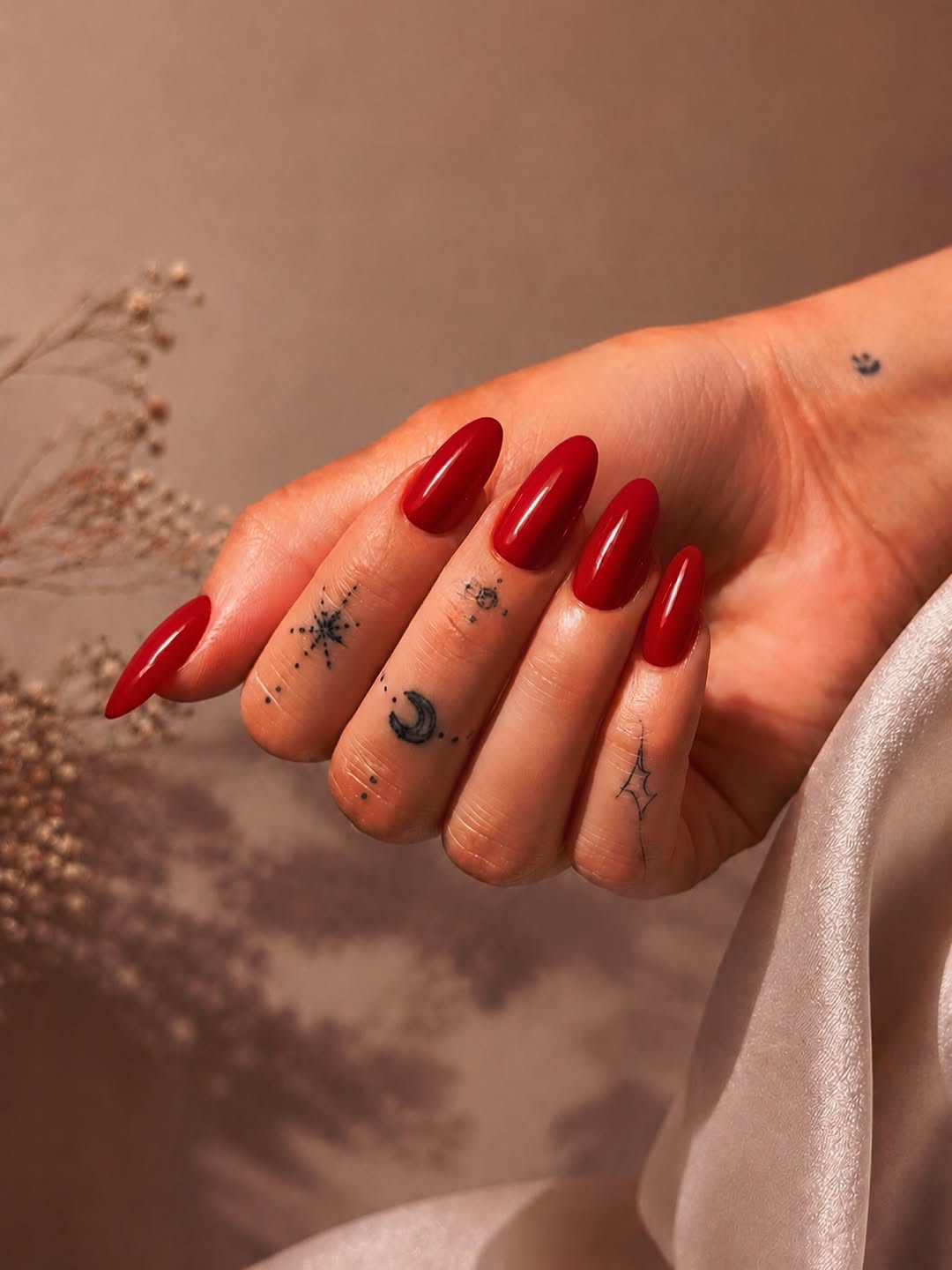 Manicure Taysia con smalto rosso